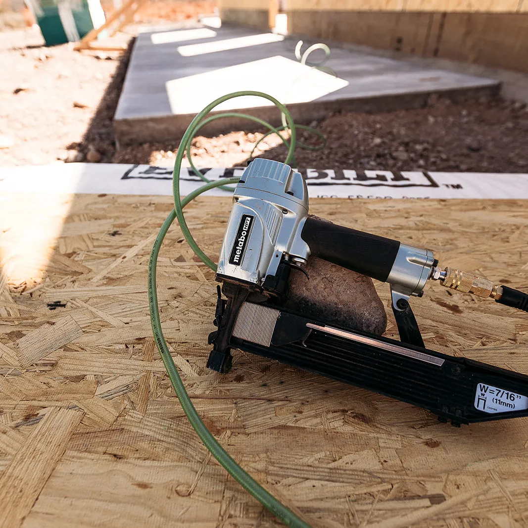 Metabo HPT N5008AC2 7/16” 16 Gauge Pneumatic Standard Crown Construction Stapler